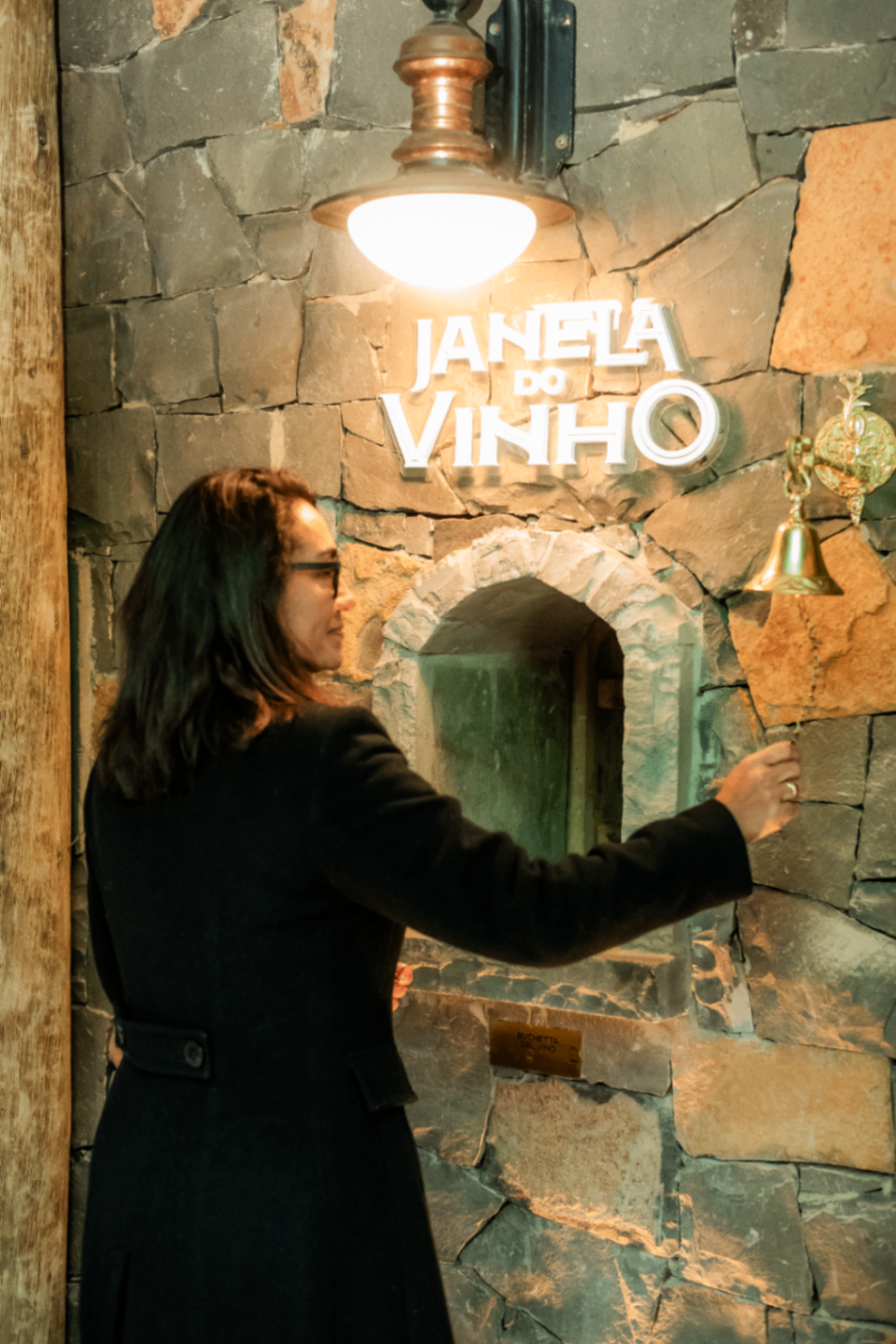 Fachada em pedra da Janela do Vinho em Gramado