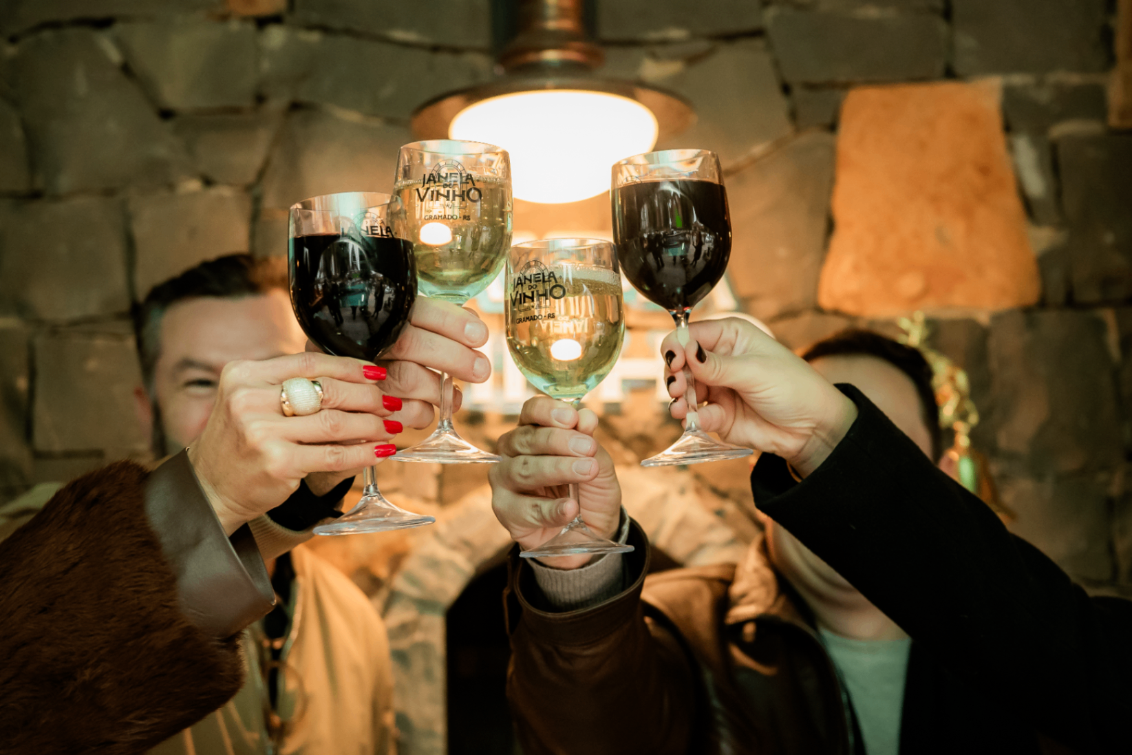 Brinde com quatro taças da Janela do Vinho em Gramado