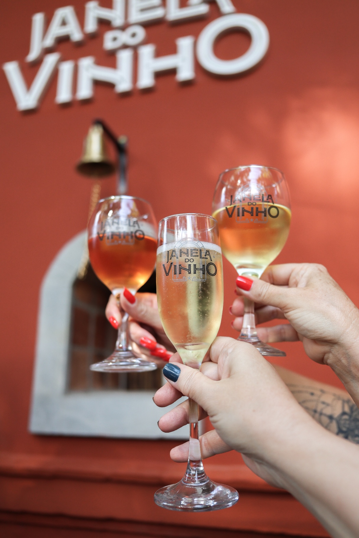 Brinde com taças da Janela do Vinho em frente à buchetta