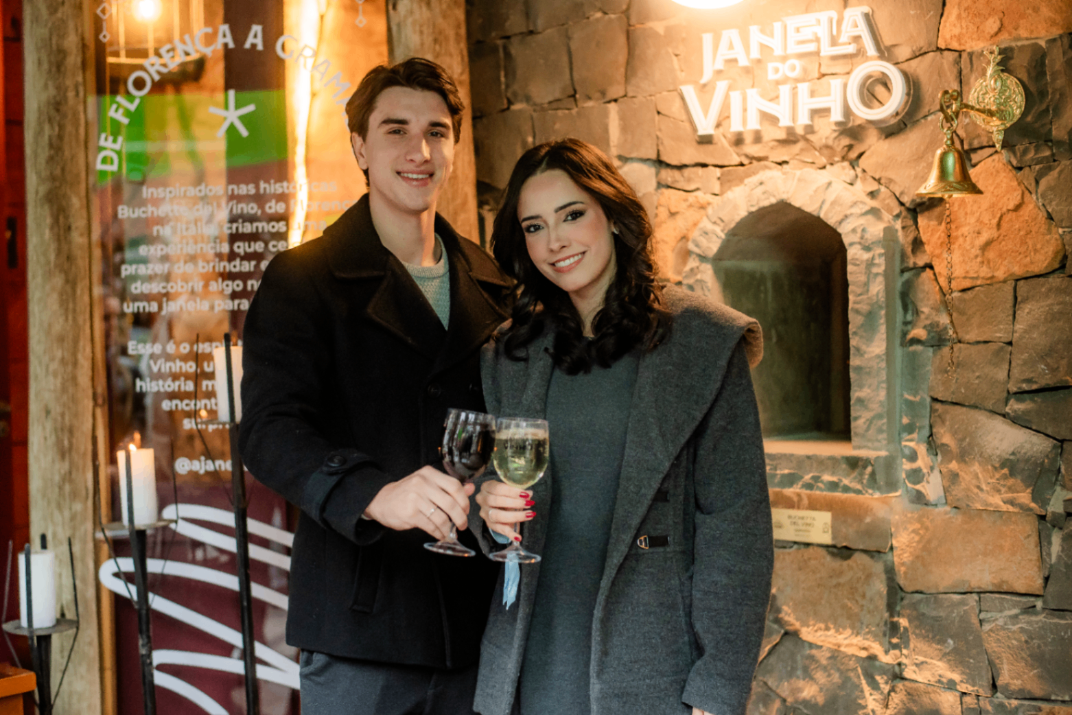 Casal brindando em frente à buchetta em Gramado